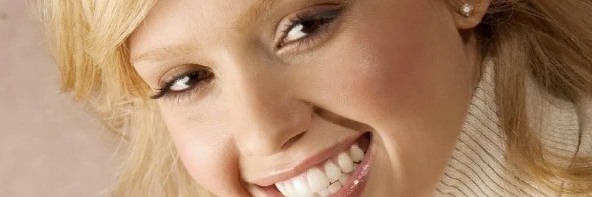 Doğal dişlerden farksız görünüm implant ile mümkün