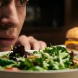 Diyet Listeleri Neden İşe Yaramıyor? Kilo Vermenizi Engelleyen Gizli Düşman: "Duygusal Yeme"